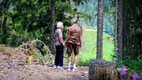 Au visat la câteva zile de tratament, însă s-au trezit în mucegai și mizerie! 28 de pensionari au fost cazați în camere cu molii